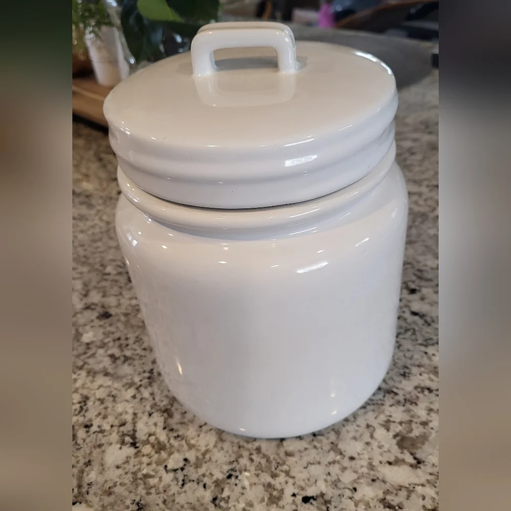 Crate&Barrel White Ceramic Cookie Jar. EUC. Farmhouse. Minimalist